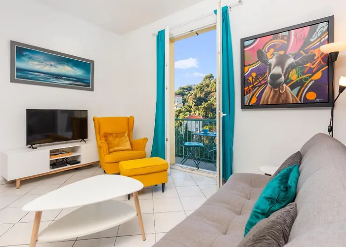 Beautiful & Large Sea View Apartment