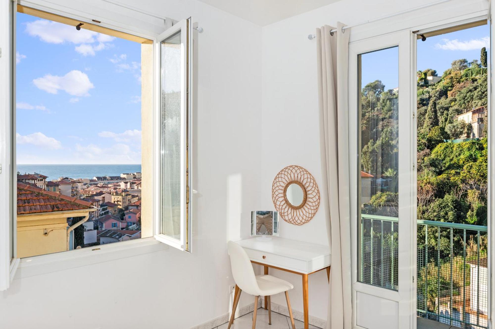 Beautiful & Large Sea View *