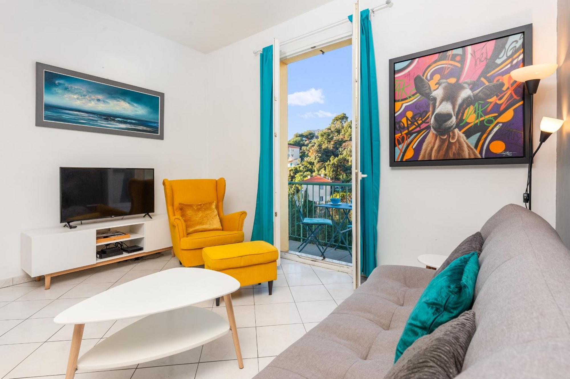 Beautiful & Large Sea View Apartment