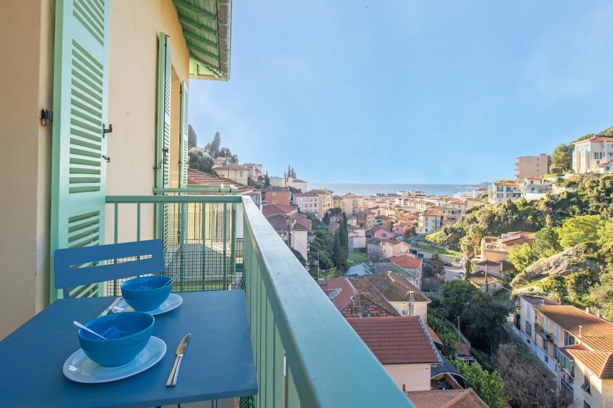 Beautiful & Large Sea View Apartment